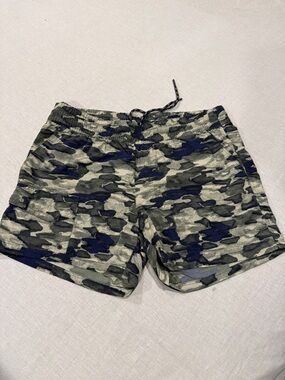 Women’s Columbia 100% nylon shell Athletic Camo Shorts in Green size M